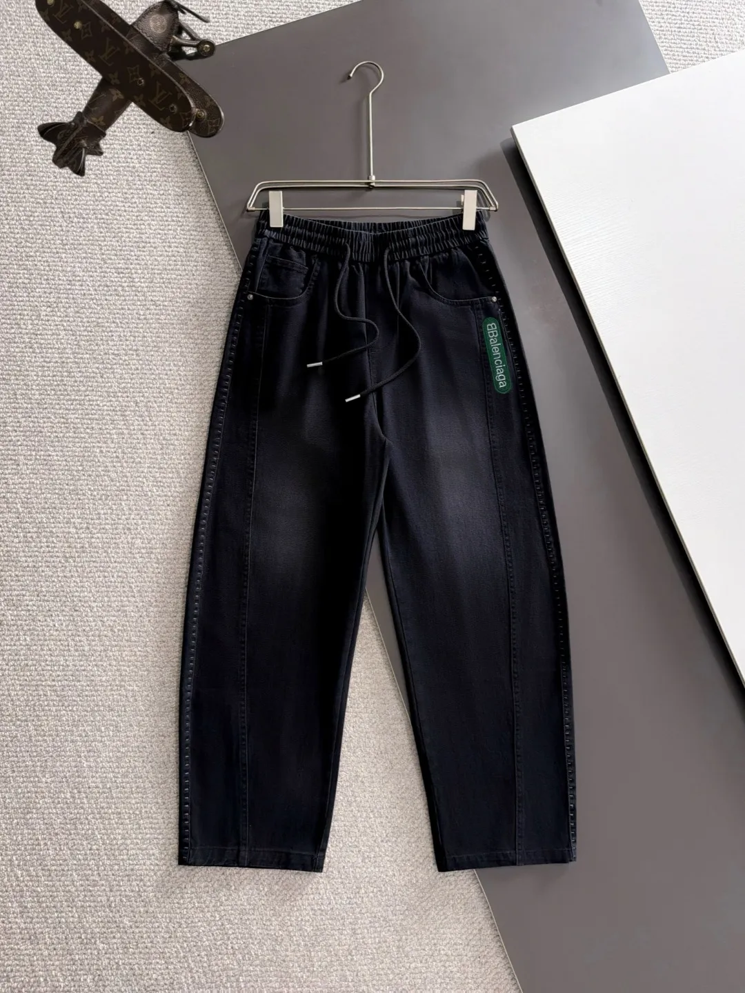 Balenciaga Fall/Winter 2026 New Arrival elastic casual pants are shipped the next day. The custom-made fabric at the counter has a high degree of comfort, impeccable details, and the design concept of the brand elements reflects high quality. The hand feels delicate and soft! Casual cuts and awesome upper body! Sizes: S-3XL